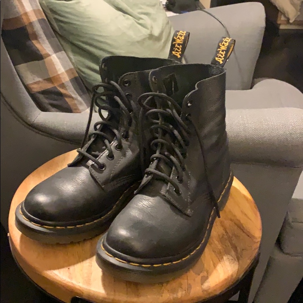 Dr. Martens Pascal in Black